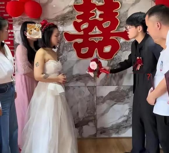 Chú rể mang sổ đỏ đến đám cưới, nhưng khi nhìn thấy cô dâu trong bộ váy cưới liền thay đổi sắc mặt, dứt khoát hủy bỏ hôn ước - ảnh 3