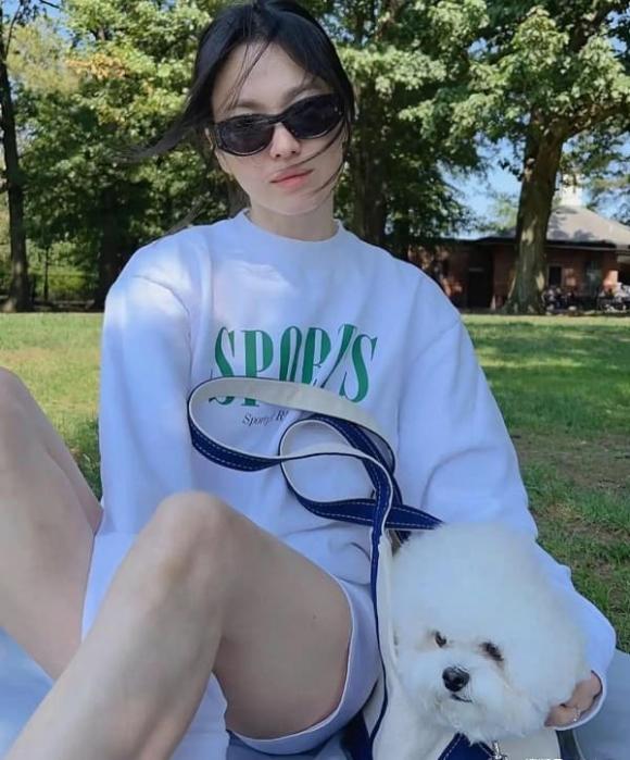 Song Hye Kyo 43 tuổi dắt chó đi dạo và gây sốt với cách mặc mới: Áo nỉ + quần short, vừa thời trang vừa đậm phong cách phương Tây - ảnh 1