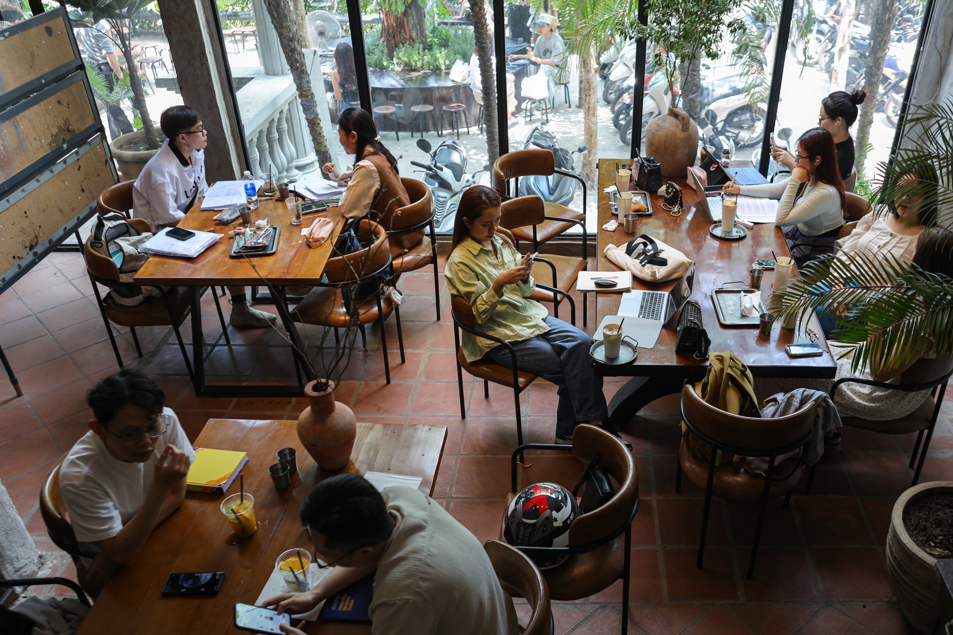 Giới trẻ TP.HCM ôm laptop chạy deadline trong quán cà phê ngày nghỉ lễ - ảnh 1