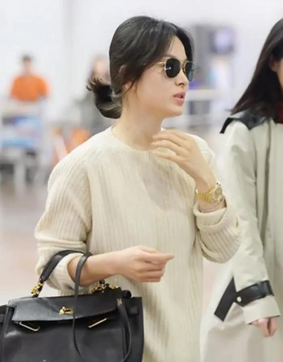 Song Hye Kyo 43 tuổi dắt chó đi dạo và gây sốt với cách mặc mới: Áo nỉ + quần short, vừa thời trang vừa đậm phong cách phương Tây - ảnh 8