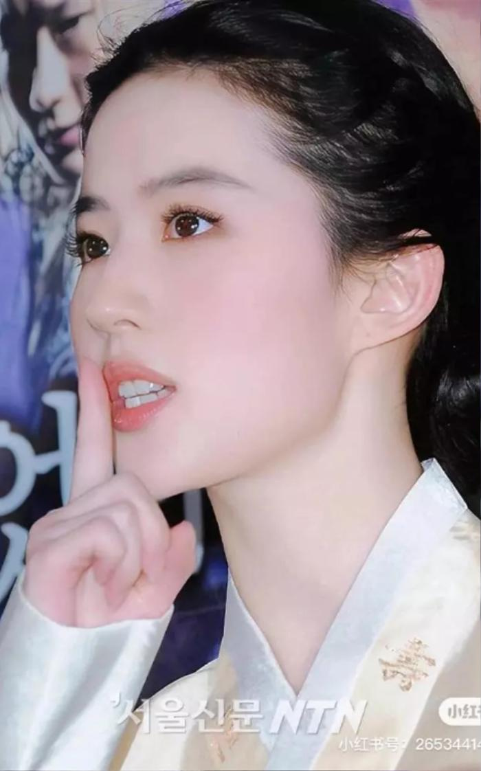 Song Hye Kyo và Lưu Diệc Phi cùng diện Hanbok, ai mặc đẹp hơn? - ảnh 3