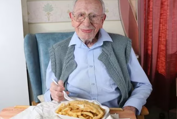 Cụ ông 111 tuổi được Guinness công nhận già nhất thế giới: không phải tập thể dục, đây là 2 yếu tố tối thượng để trường thọ - ảnh 2