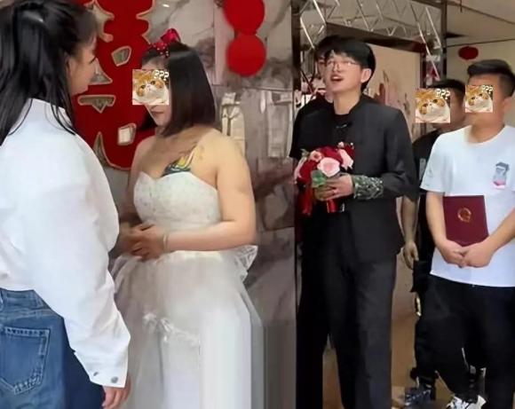 Chú rể mang sổ đỏ đến đám cưới, nhưng khi nhìn thấy cô dâu trong bộ váy cưới liền thay đổi sắc mặt, dứt khoát hủy bỏ hôn ước - ảnh 2