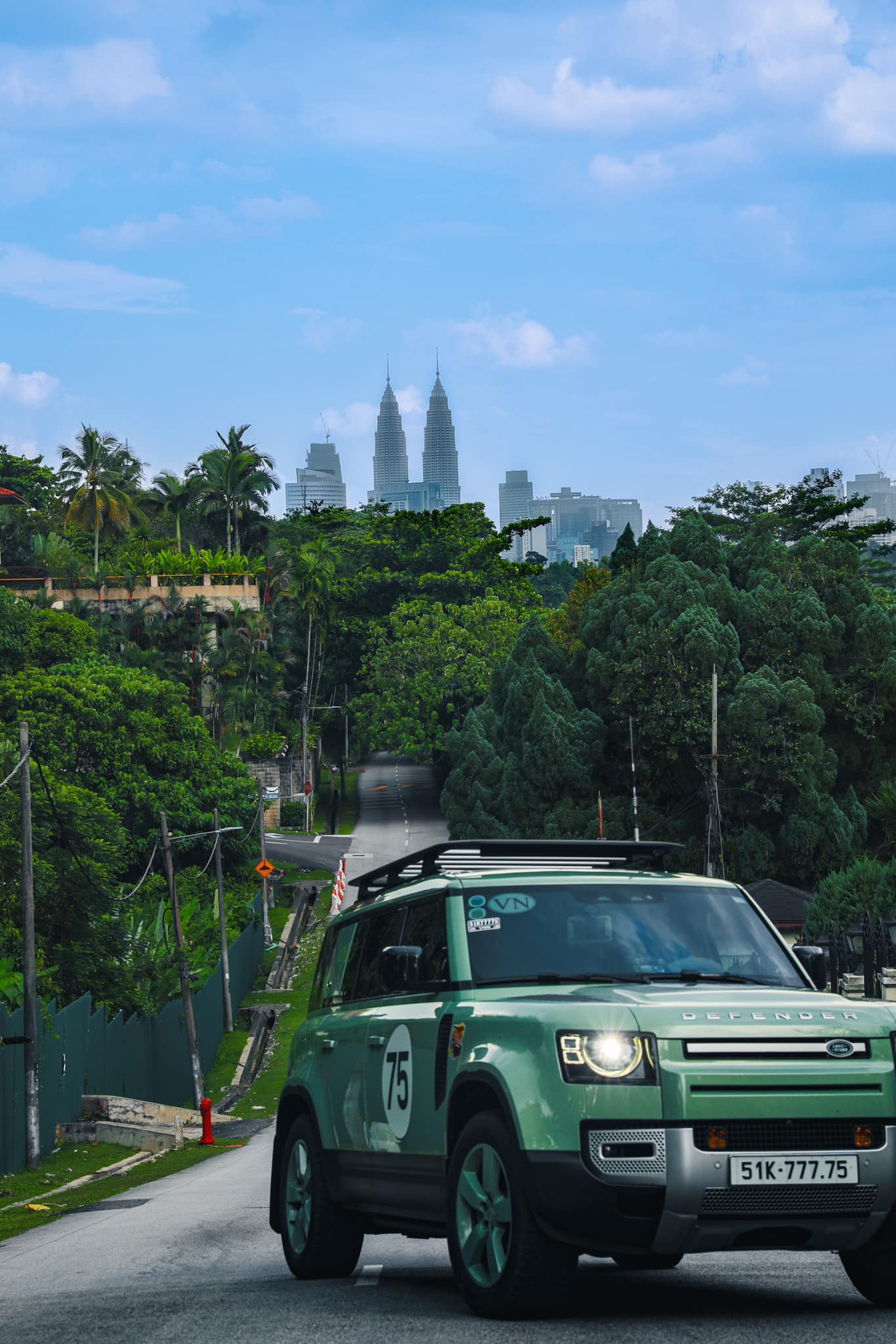 Sau chuyến phượt Trung Quốc, tay chơi Việt đem Land Rover Defender 7 tỷ xuyên Đông Nam Á, chạy qua cả nước tay lái nghịch - ảnh 5