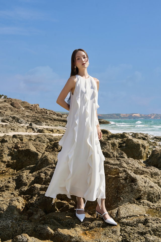 Ngại váy hai dây lộ vai thô, đây là 10 mẫu váy siêu tôn dáng dành cho các nàng 30+ diện đi biển hè này - ảnh 1