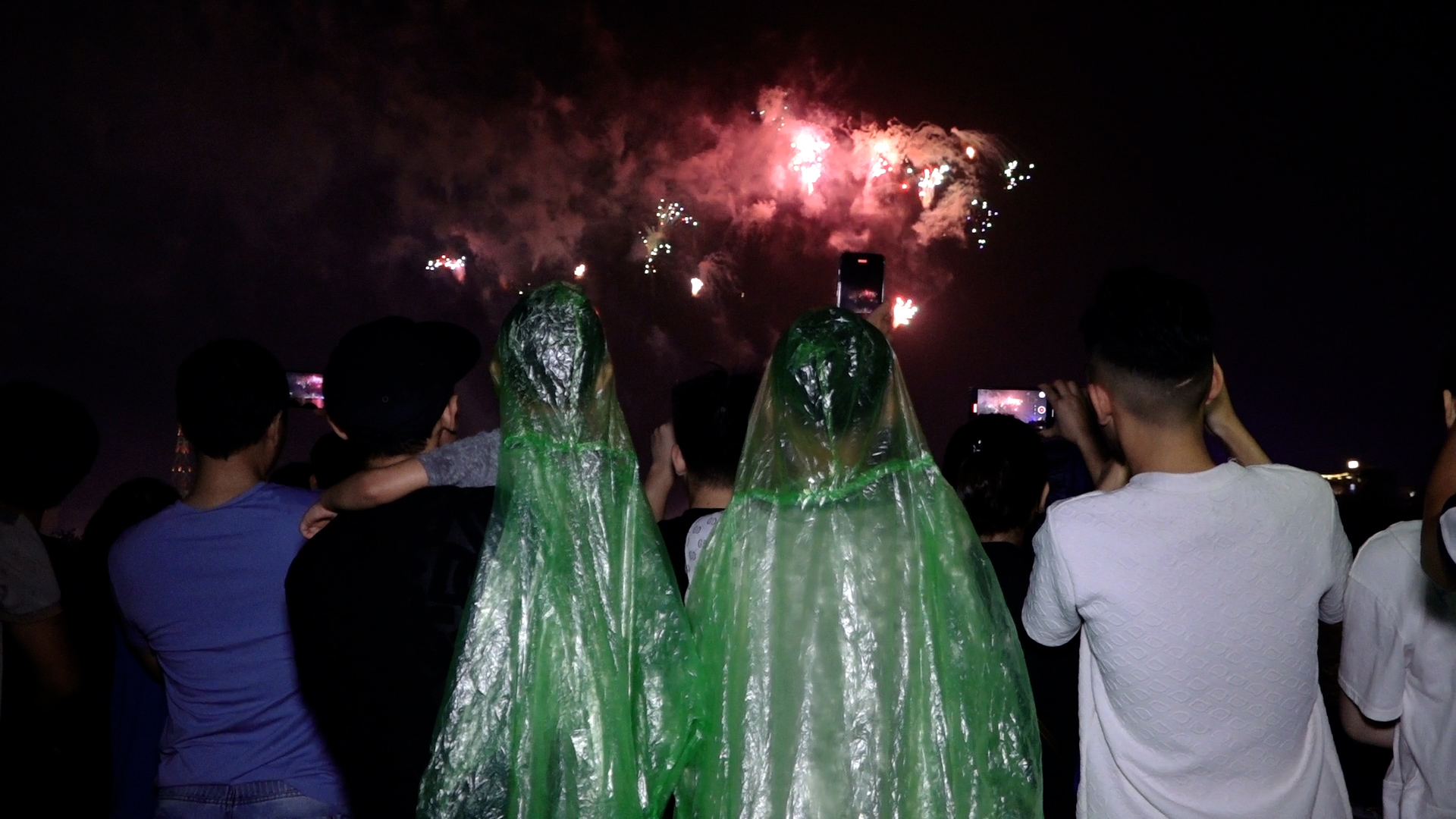 Hàng nghìn người đội mưa xem pháo hoa ở Phú Thọ - ảnh 9