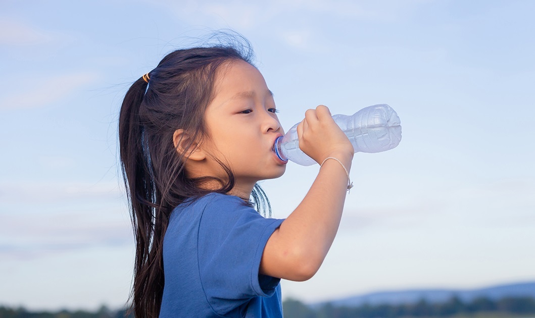 Cách uống nước hại sức khỏe ngày nắng ai cũng mắc - ảnh 8