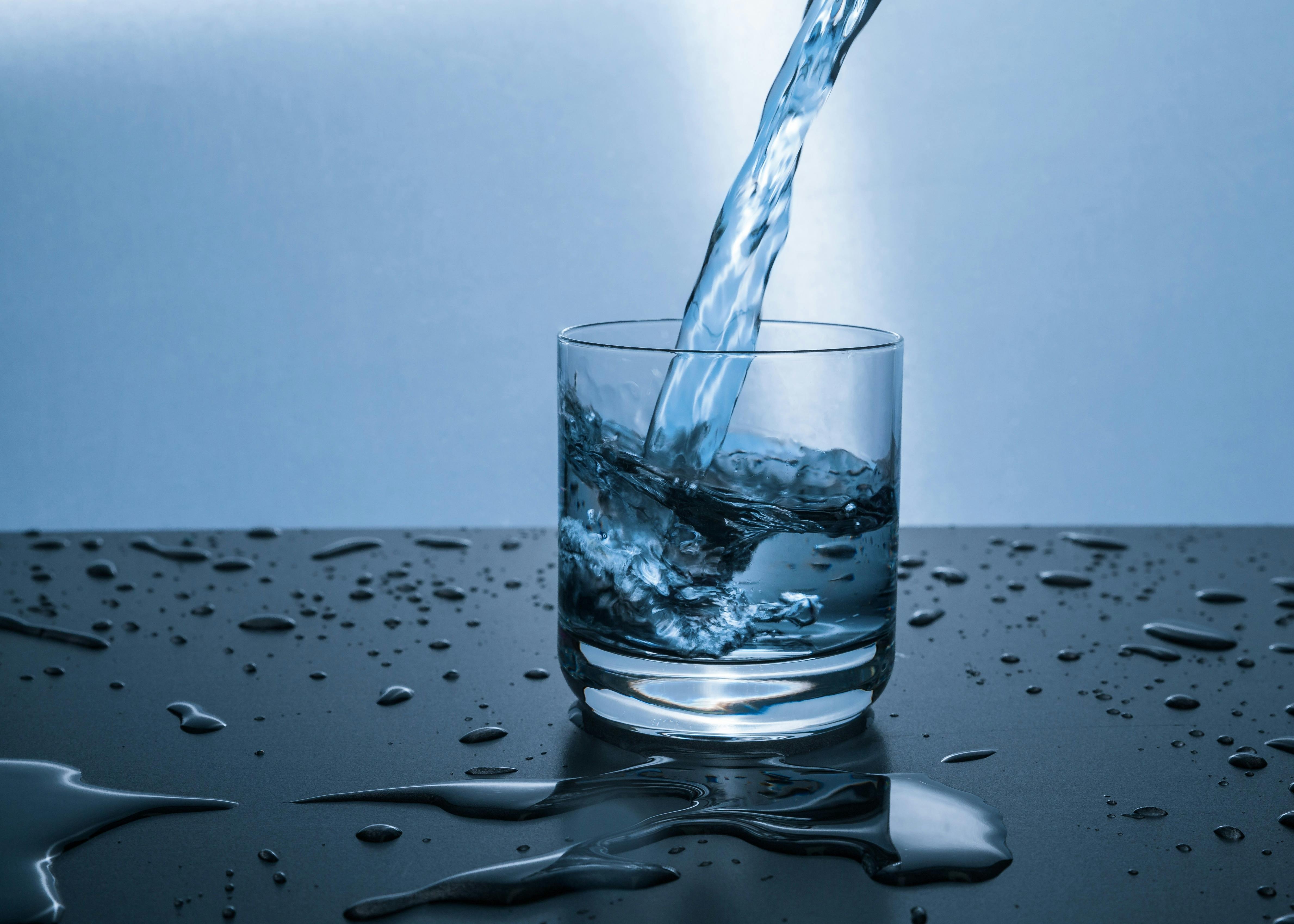 Cách uống nước hại sức khỏe ngày nắng ai cũng mắc - ảnh 1