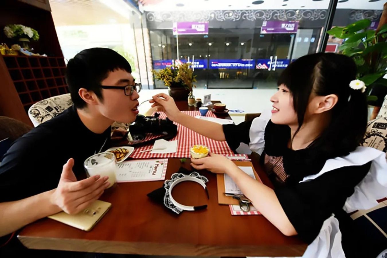 Tẩy chay cà phê hầu gái, gọi khách là ''chủ nhân'' tại Trung Quốc - ảnh 4