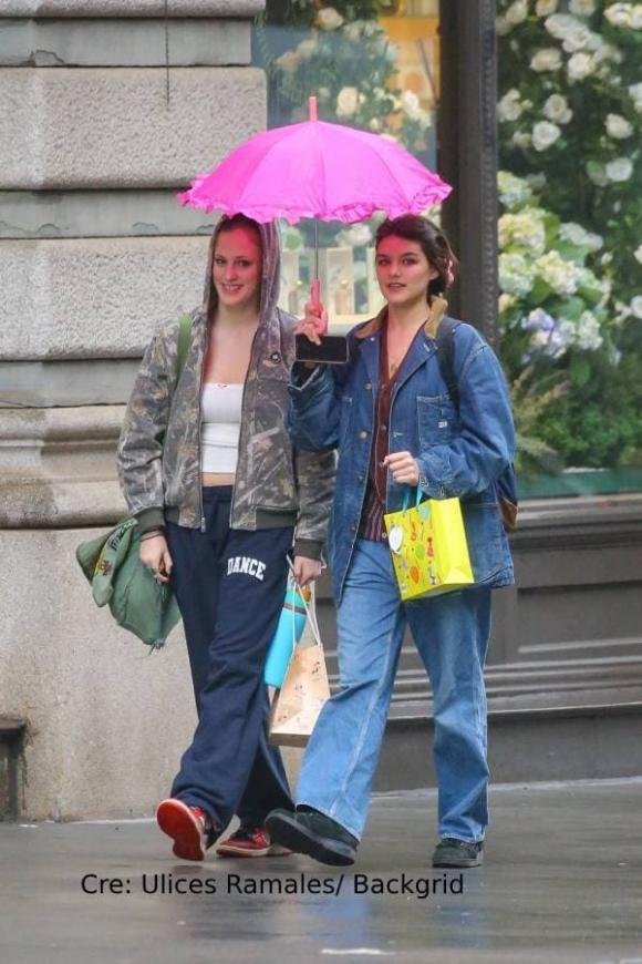 Sinh nhật 18 thiếu vắng bóng cha của Suri Cruise: Cô gái cài hoa lên mái tóc, cầm chiếc ô màu hồng nhỏ xíu giữa trời mưa - ảnh 1