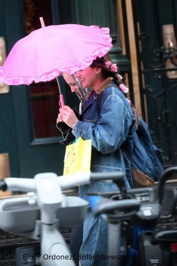 Sinh nhật 18 thiếu vắng bóng cha của Suri Cruise: Cô gái cài hoa lên mái tóc, cầm chiếc ô màu hồng nhỏ xíu giữa trời mưa - ảnh 2