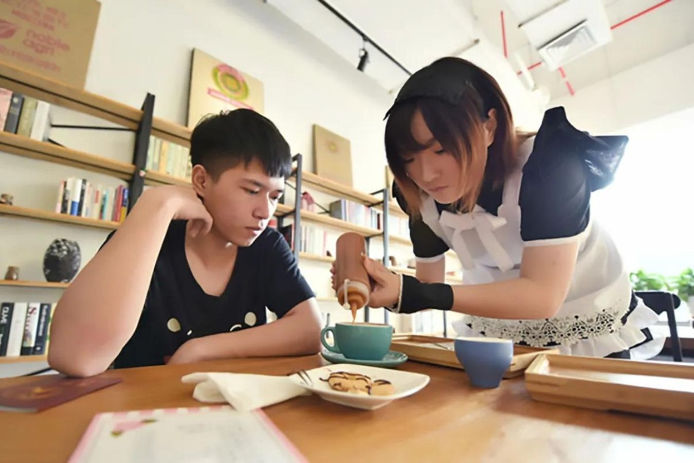 Tẩy chay cà phê hầu gái, gọi khách là ''chủ nhân'' tại Trung Quốc - ảnh 3