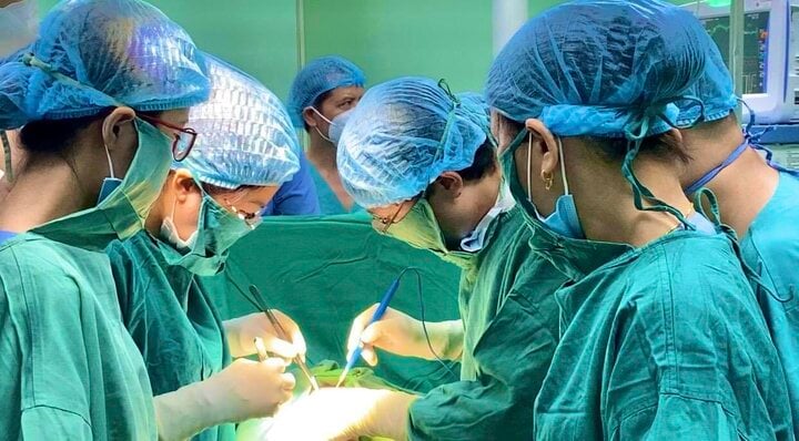 Bác sĩ 2 bệnh viện ở Hà Nội cùng ''cân não'' mổ lấy thai cho ca bệnh đặc biệt - ảnh 1