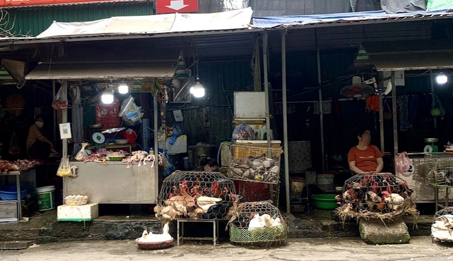 Nguy cơ ngộ độc thực phẩm mùa nắng nóng: Rùng mình với cảnh bày bán thực phẩm mất vệ sinh - ảnh 3