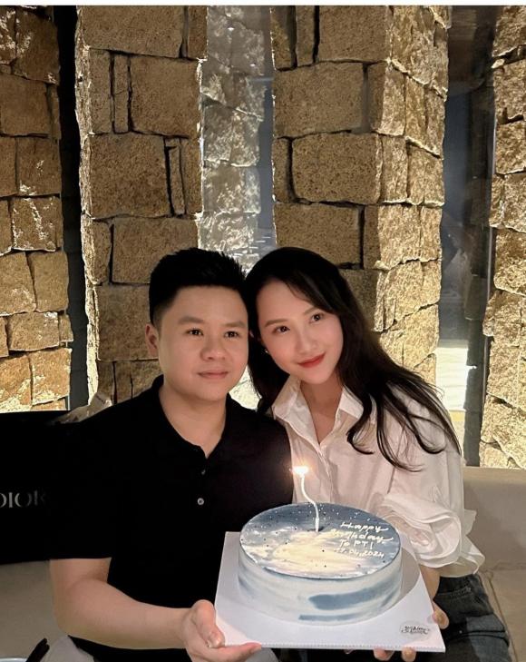 Thiếu gia Phan Thành đón sinh nhật bên vợ tiểu thư, ký hiệu trên bánh kem gây tò mò - ảnh 1