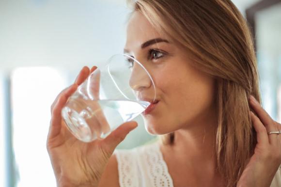 Khi cảm thấy khát, cơ thể bạn đã mất đi 2% lượng nước! Nhiệt độ nước uống chuẩn nhất là bao nhiêu? Uống nước cần chú ý những điều này để vừa khỏe vừa đẹp - ảnh 1