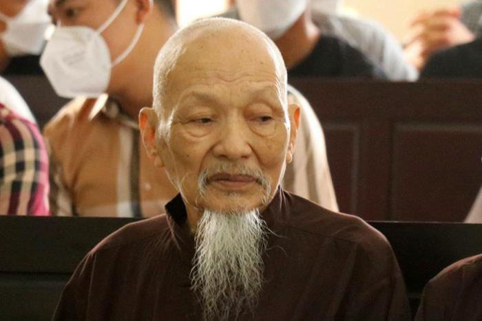 ''Thầy ông nội'' Lê Tùng Vân của tịnh thất Bồng Lai bị khởi tố tội loạn luân - ảnh 1
