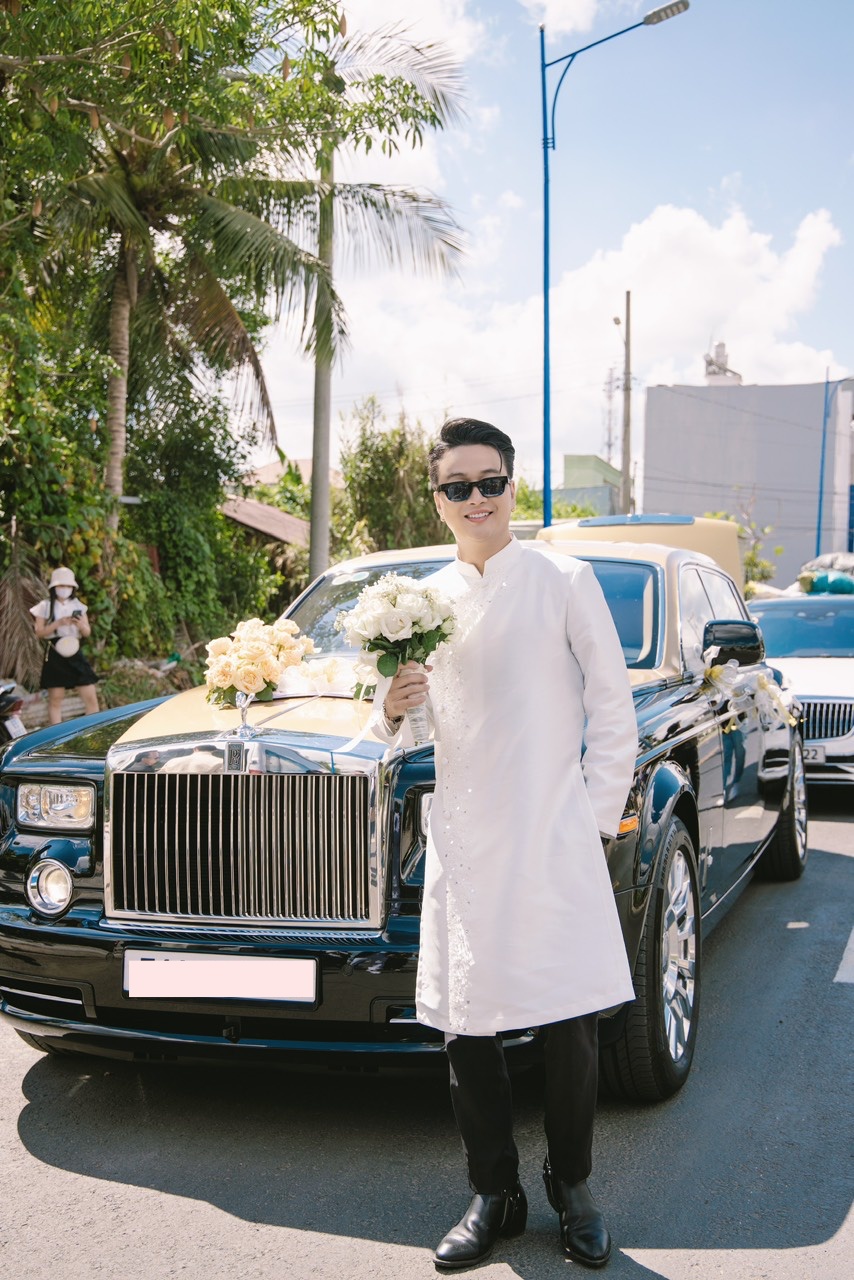 Đám cưới TiTi (HKT) tại Cần Thơ: Chú rể điển trai đón dâu bằng Rolls-Royce, dàn sính lễ bạc tỷ gây choáng - ảnh 1