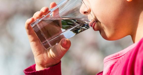 Khi cảm thấy khát, cơ thể bạn đã mất đi 2% lượng nước! Nhiệt độ nước uống chuẩn nhất là bao nhiêu? Uống nước cần chú ý những điều này để vừa khỏe vừa đẹp - ảnh 2