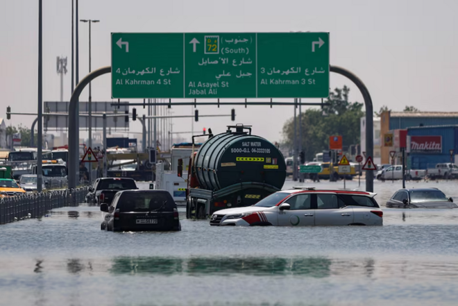 Dubai chìm trong nước nhiều ngày sau trận mưa lớn nhất 75 năm - ảnh 2