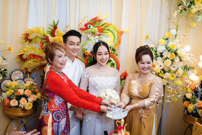 Đám cưới TiTi (HKT) tại Cần Thơ: Chú rể điển trai đón dâu bằng Rolls-Royce, dàn sính lễ bạc tỷ gây choáng - ảnh 10