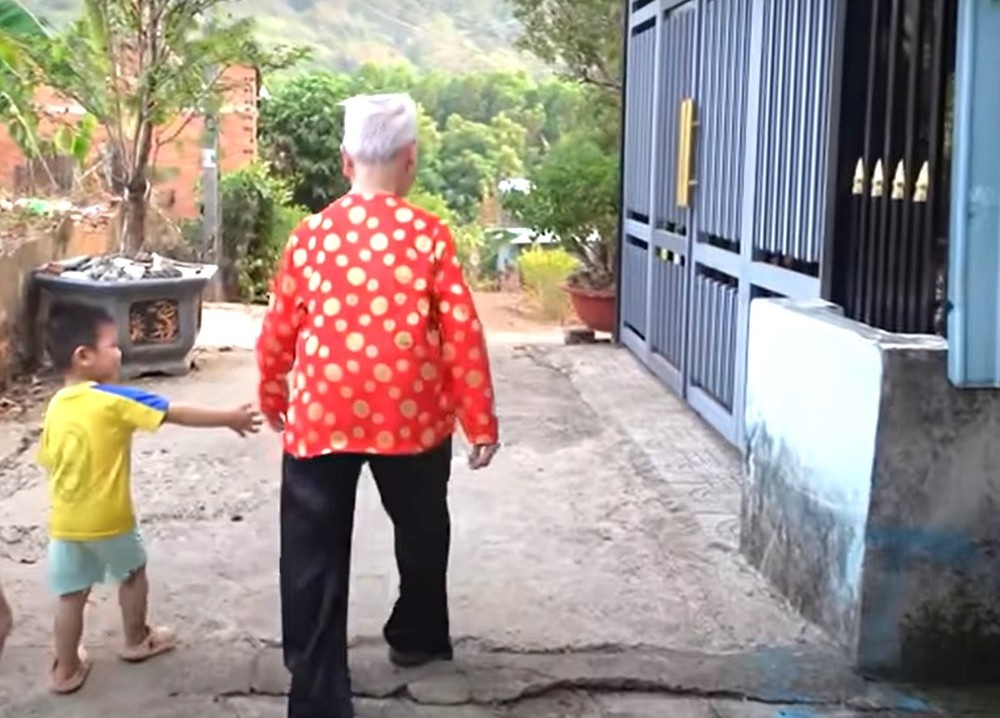 Cụ bà 102 tuổi vẫn ‘hít đất’ hàng ngày, đi xe máy hàng chục cây số - ảnh 4