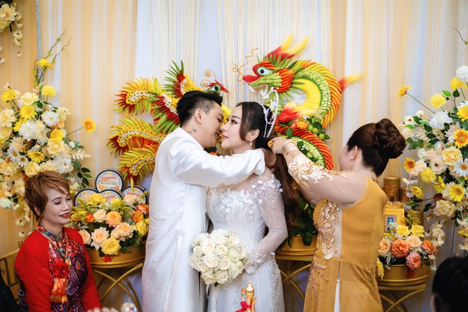 Đám cưới TiTi (HKT) tại Cần Thơ: Chú rể điển trai đón dâu bằng Rolls-Royce, dàn sính lễ bạc tỷ gây choáng - ảnh 9