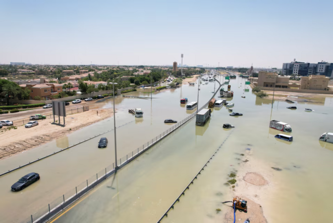 Dubai chìm trong nước nhiều ngày sau trận mưa lớn nhất 75 năm - ảnh 4