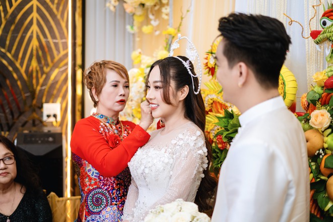 Đám cưới TiTi (HKT) tại Cần Thơ: Chú rể điển trai đón dâu bằng Rolls-Royce, dàn sính lễ bạc tỷ gây choáng - ảnh 8