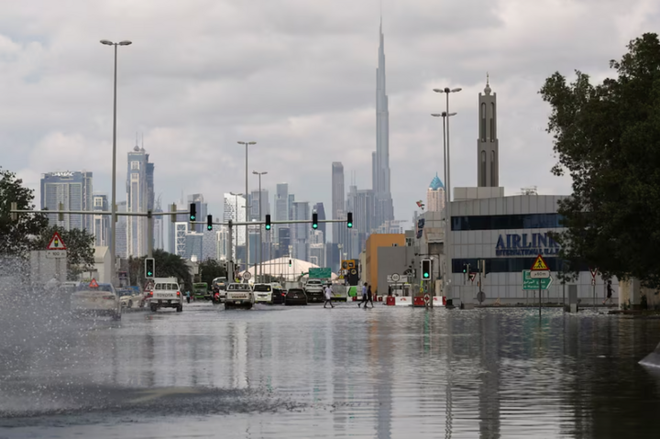 Dubai chìm trong nước nhiều ngày sau trận mưa lớn nhất 75 năm - ảnh 3