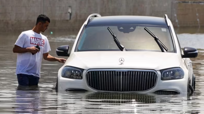 Dubai chìm trong nước nhiều ngày sau trận mưa lớn nhất 75 năm - ảnh 1
