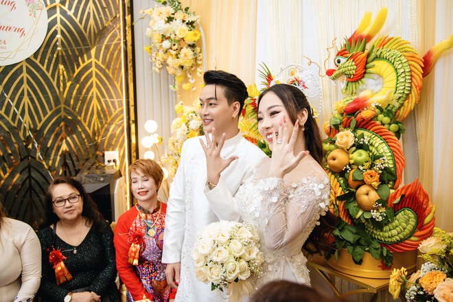 Đám cưới TiTi (HKT) tại Cần Thơ: Chú rể điển trai đón dâu bằng Rolls-Royce, dàn sính lễ bạc tỷ gây choáng - ảnh 11