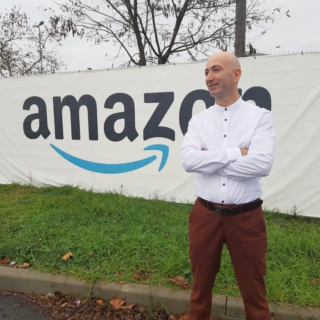 Anh thợ điện đổi đời nhờ khuôn mặt giống hệt Jeff Bezos - ảnh 4