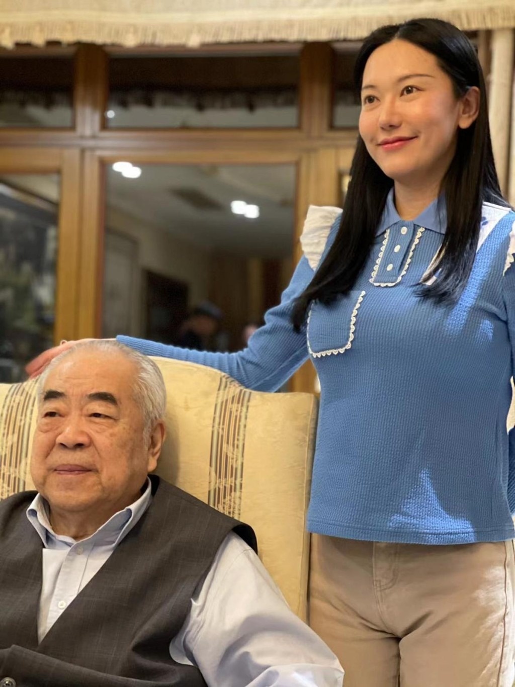 Họa sĩ nổi tiếng Trung Quốc bị chỉ trích khi lấy vợ kém 50 tuổi - ảnh 1