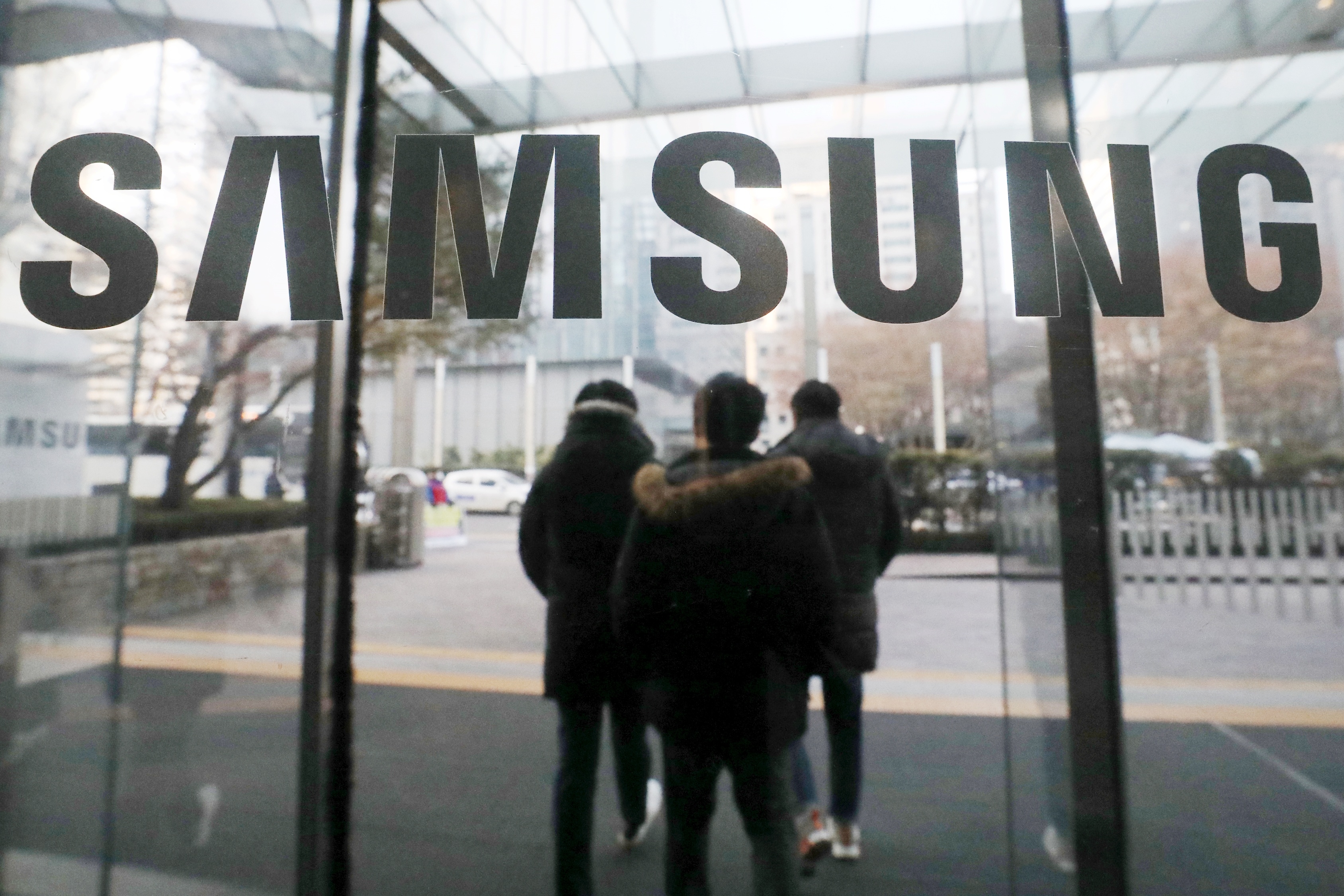 Vì sao ''chế độ khẩn cấp'' của Samsung gây tranh cãi - ảnh 1