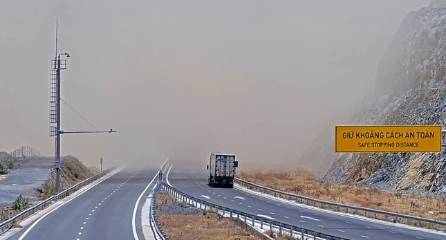 Cao tốc Nha Trang - Cam Lâm bị khói bụi bao phủ mù mịt - ảnh 1