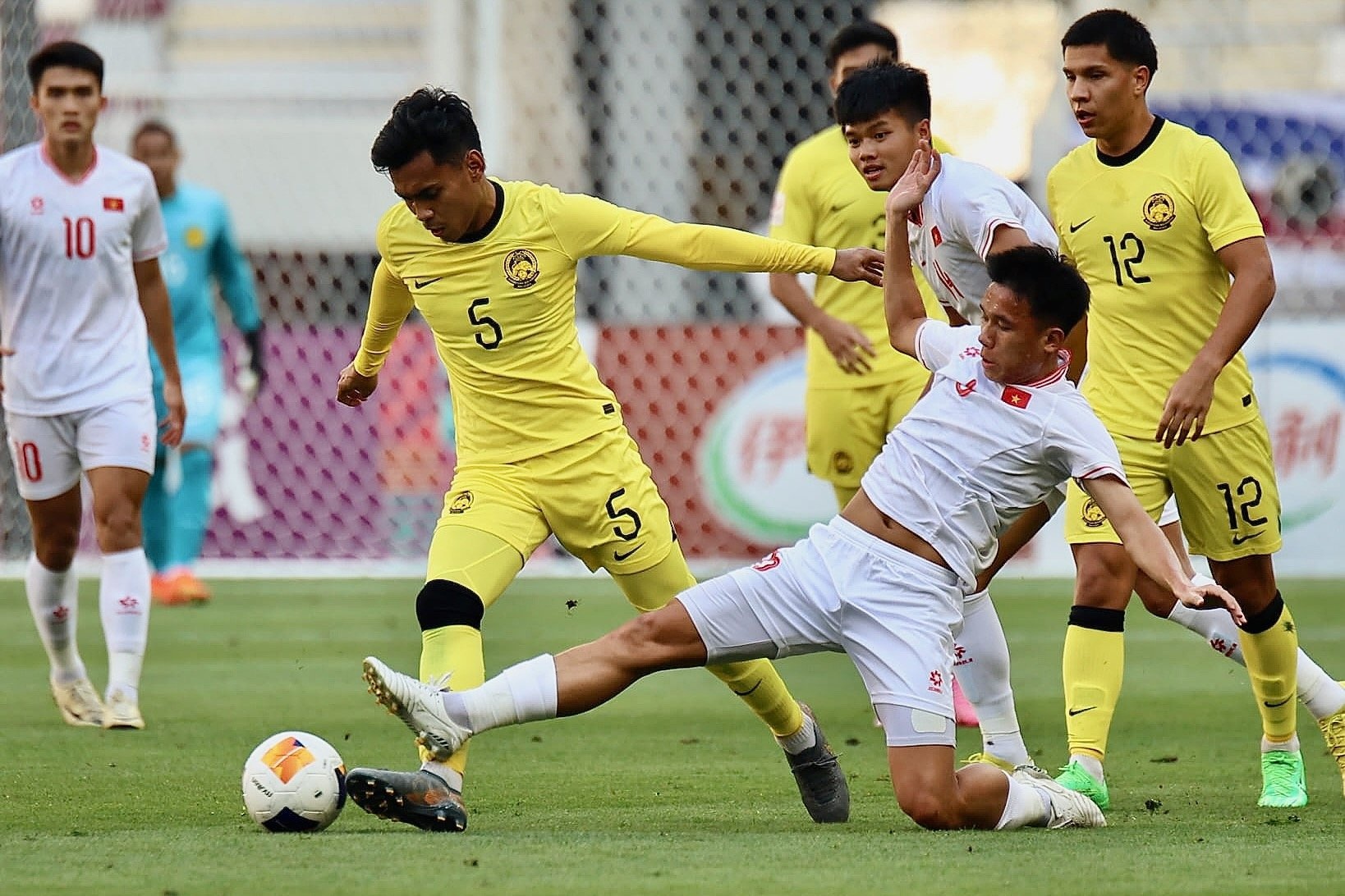 Hai ngoại binh Malaysia bất lực trước U23 Việt Nam - ảnh 7