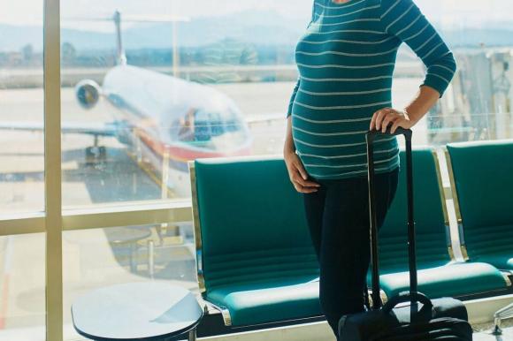 Phụ nữ mang thai nên tránh đi máy bay trong những tháng này! Danh sách các biện pháp phòng ngừa phải có - ảnh 1