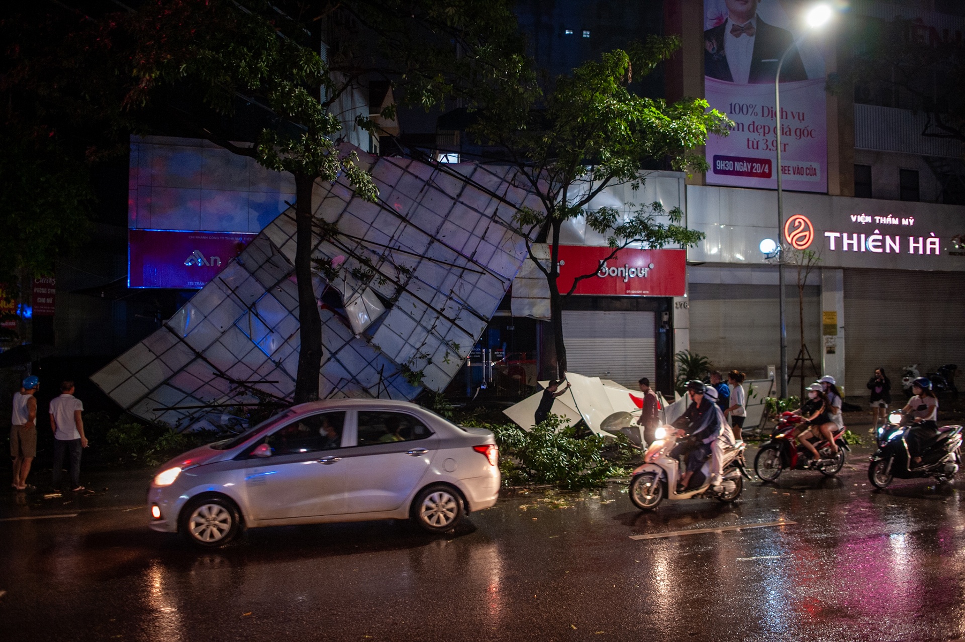 Cây đổ đè lên xe sang sau cơn mưa dông lớn ở Hà Nội - ảnh 6
