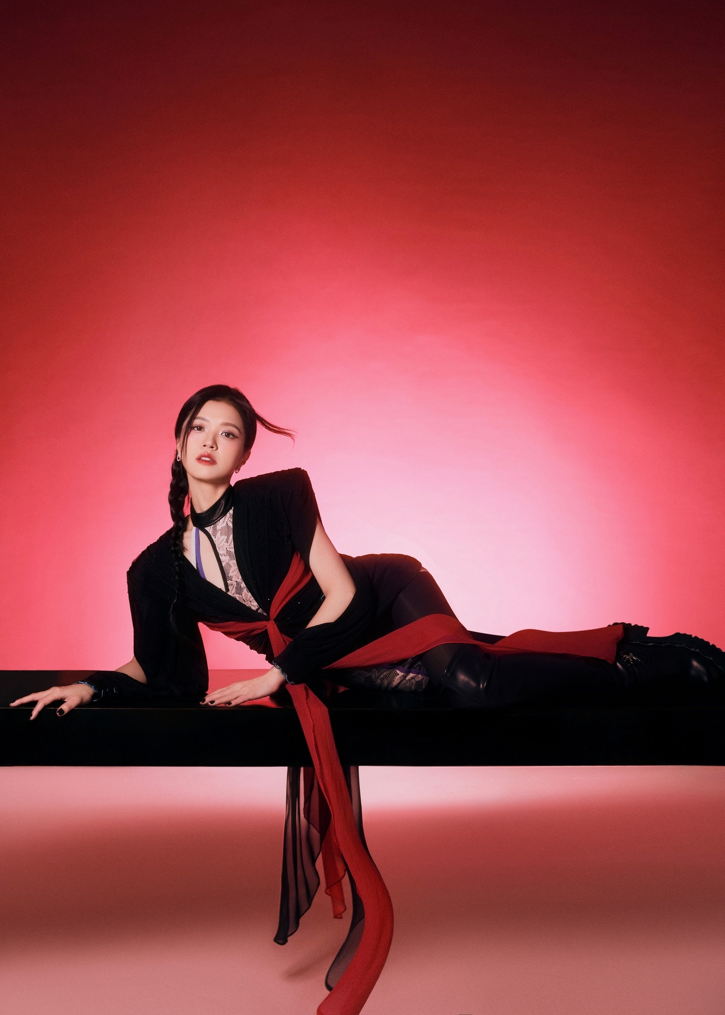 Đằng sau màn đu dây mạo hiểm của Suni Hạ Linh trên sân khấu Trung Quốc - ảnh 2