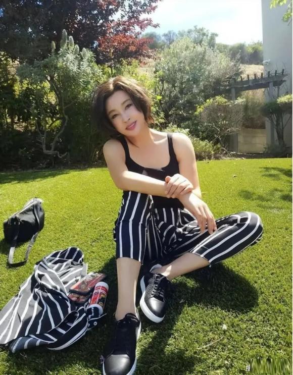 Lưu Hiểu Khánh U70 chụp ảnh selfie trên bãi cỏ, diện áo dây, quần sọc trông như ''thiếu nữ xinh đẹp'', dân tình si mê - ảnh 2