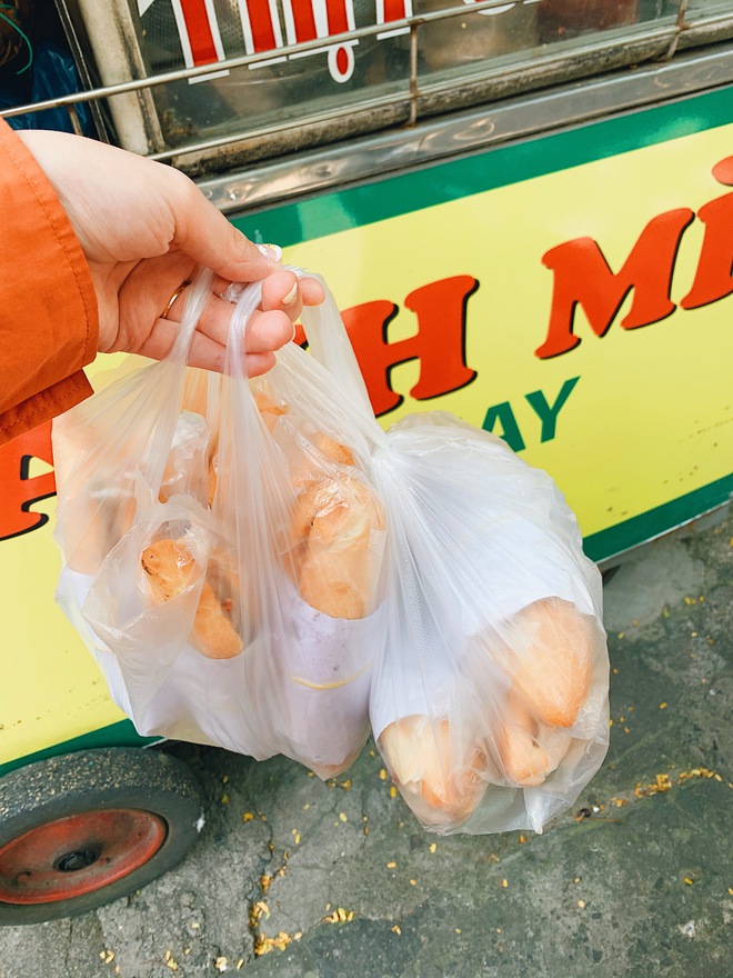 Đi ăn bánh mì heo quay Đà Nẵng theo người dân bản địa: Du khách Hà Nội bất ngờ vì độ ngon, mua liền 10 chiếc để mang về Hà Nội - ảnh 4