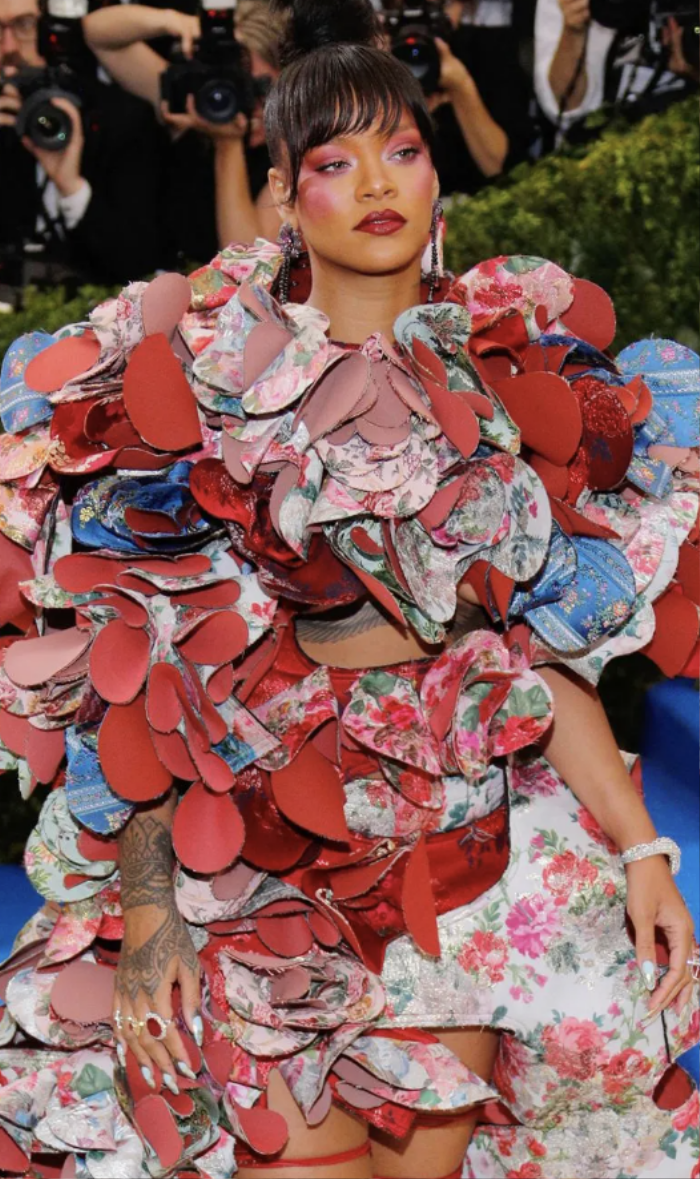 ''Tắc kè hoa'' Rihanna tại Met Gala - ảnh 4