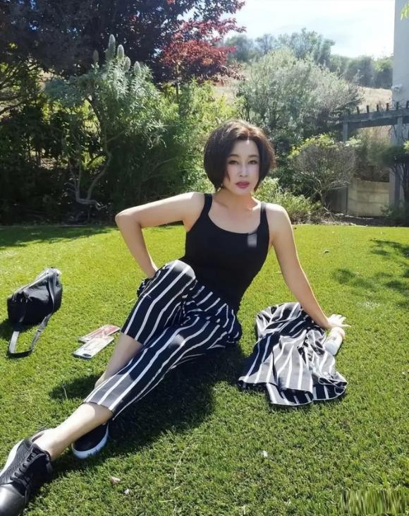 Lưu Hiểu Khánh U70 chụp ảnh selfie trên bãi cỏ, diện áo dây, quần sọc trông như ''thiếu nữ xinh đẹp'', dân tình si mê - ảnh 4