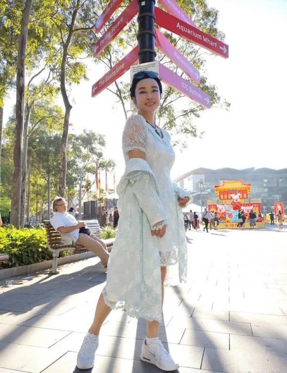 Lưu Hiểu Khánh U70 chụp ảnh selfie trên bãi cỏ, diện áo dây, quần sọc trông như ''thiếu nữ xinh đẹp'', dân tình si mê - ảnh 12