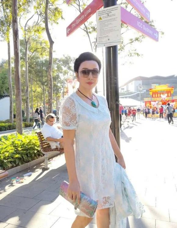 Lưu Hiểu Khánh U70 chụp ảnh selfie trên bãi cỏ, diện áo dây, quần sọc trông như ''thiếu nữ xinh đẹp'', dân tình si mê - ảnh 13