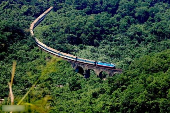 Tuyến đường sắt được mệnh danh đẹp nhất Việt Nam, có thể ngắm ‘Thiên hạ đệ nhất hùng quan’ - ảnh 2