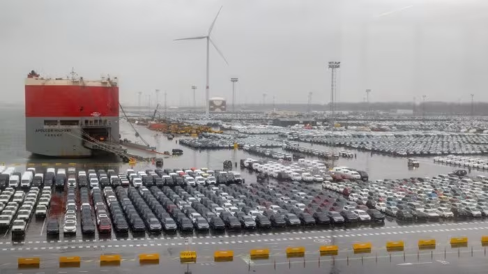 Hình ảnh xe đậu bạt ngàn ở cảng: Điều gì đang xảy ra với ô tô Trung Quốc ở châu Âu? - ảnh 1