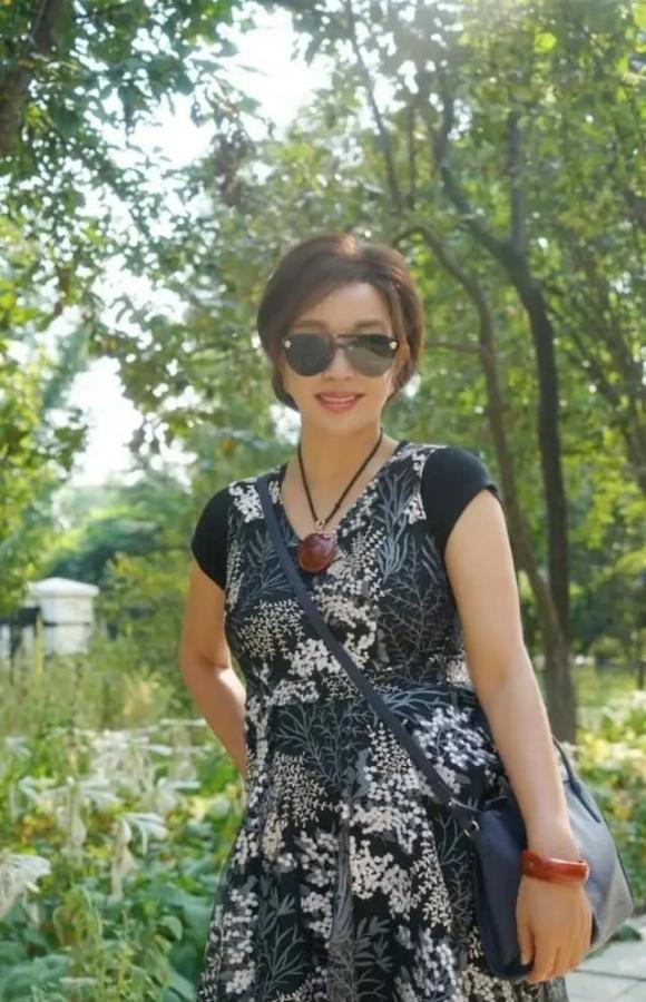 Lưu Hiểu Khánh U70 chụp ảnh selfie trên bãi cỏ, diện áo dây, quần sọc trông như ''thiếu nữ xinh đẹp'', dân tình si mê - ảnh 8