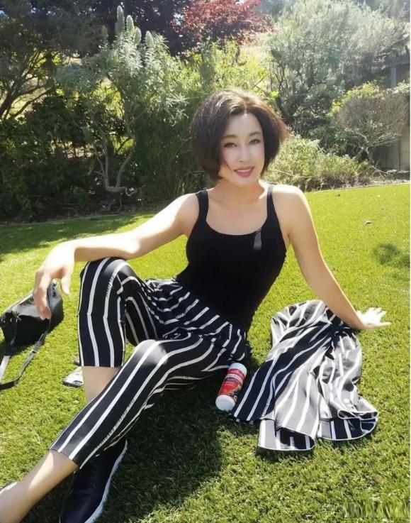 Lưu Hiểu Khánh U70 chụp ảnh selfie trên bãi cỏ, diện áo dây, quần sọc trông như ''thiếu nữ xinh đẹp'', dân tình si mê - ảnh 3